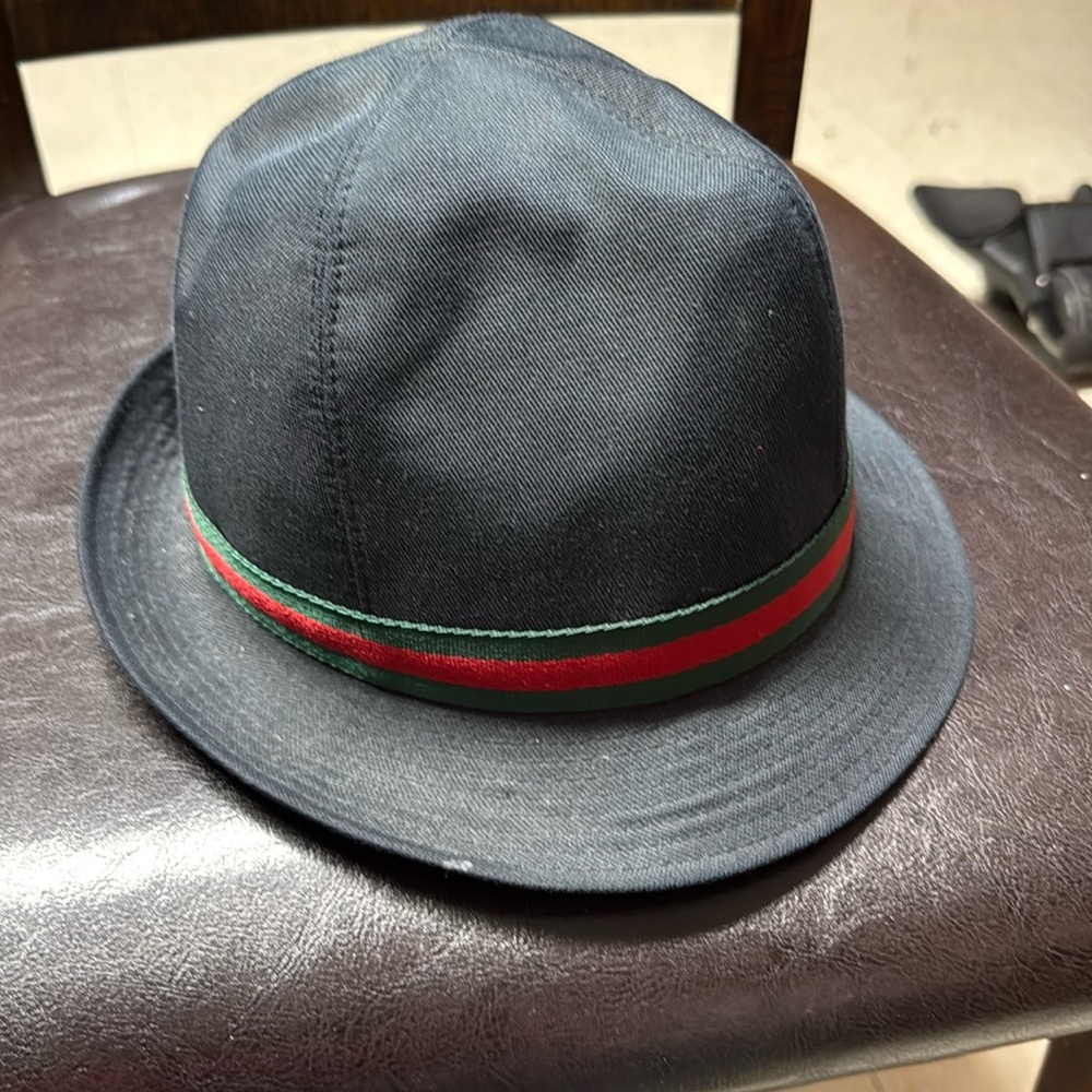 GUCCI FEDORA HAT W/ MONOGRAM LINING & LEATHER BADGE